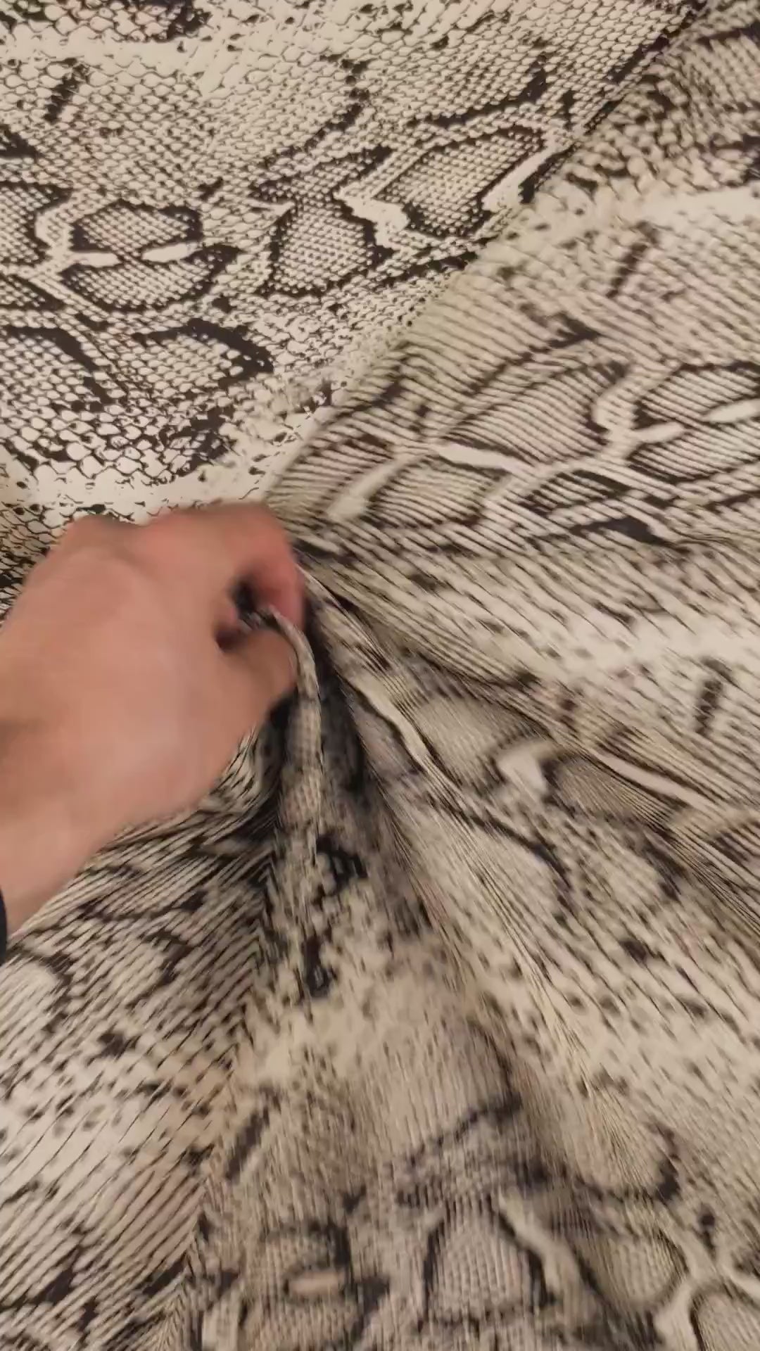 Mousseline de polyester, motif animalier et fleuri video 5 [blankastock:a8ae06cd-b8e6-4484-a170-478580c831b0]