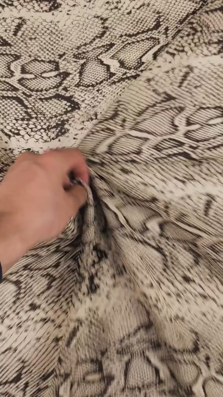 Mousseline de polyester, motif animalier et fleuri video 6 [blankastock:aa7c0a57-73a4-494a-8371-b9d20d41f14b]