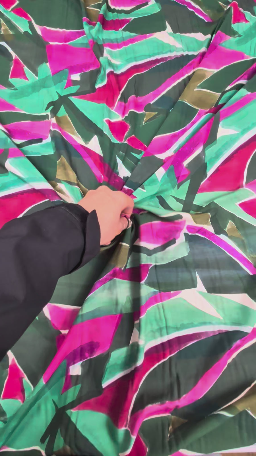 Viscose fluide, motif tropical graphique vert et rose video 2 [blankastock:e8c1308e-5774-452a-b330-b62999156cf2:hdr]