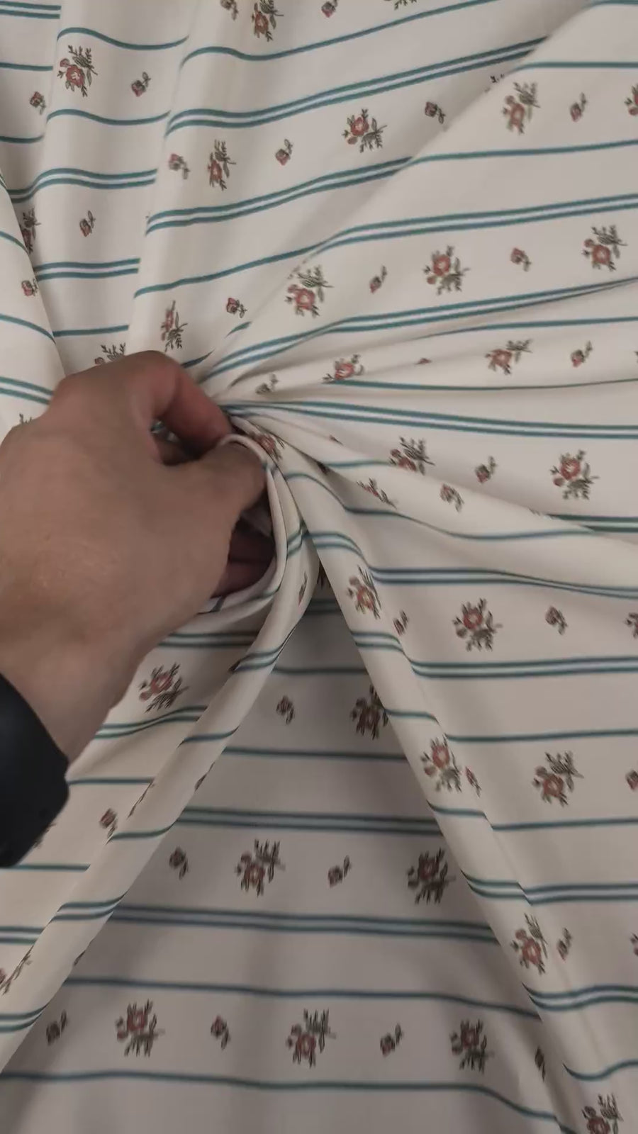 Viscose dessin romantique à rayures fleuries video 2 [blankastock:5a33c794-5f2d-44c6-ad71-64fe650712c9]