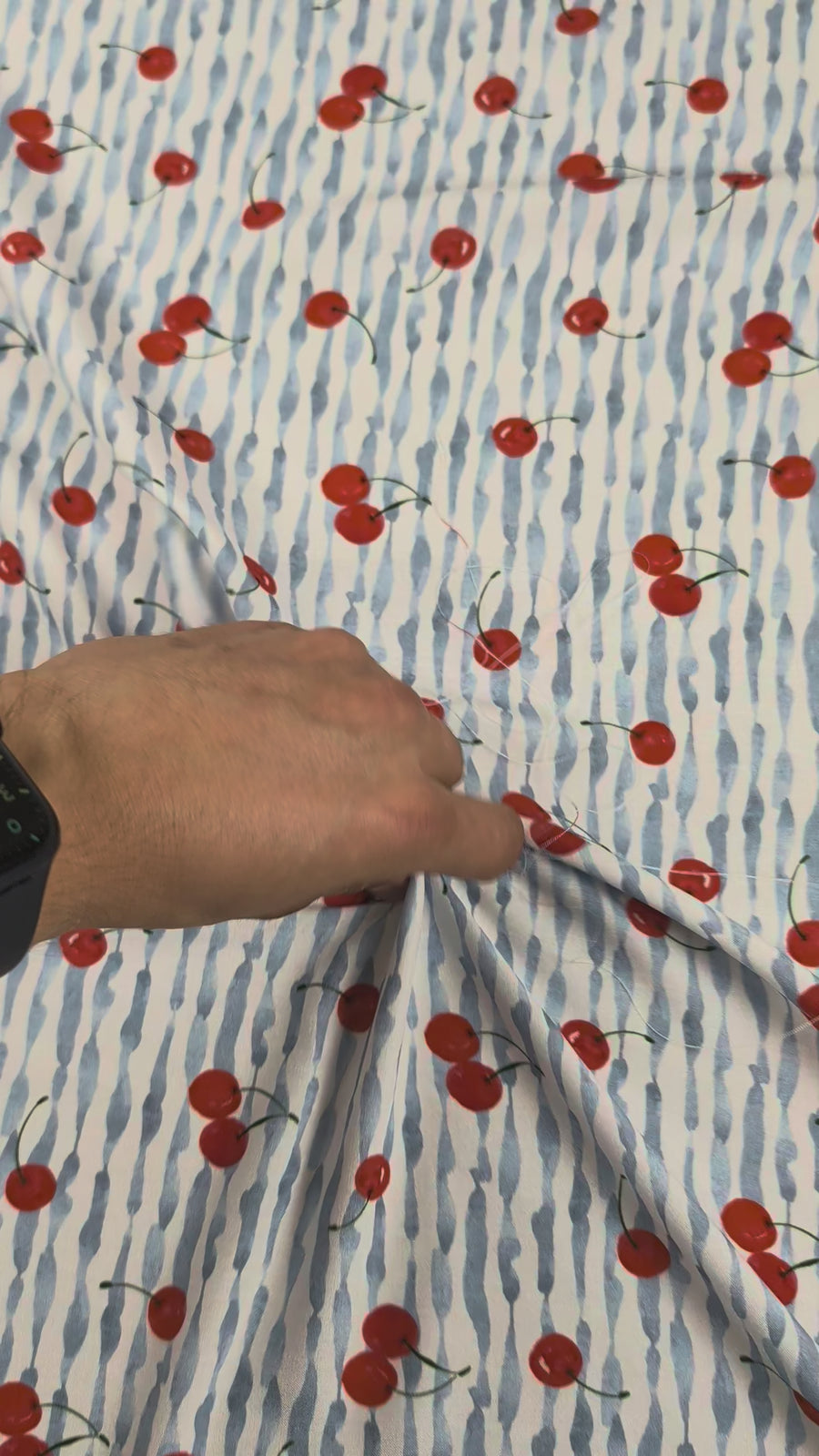 Viscose fluide, cerises rouges et rayures ondulées video 2 [blankastock:4c2e1334-d94d-4740-9b01-c9fd3bf71f15:hdr]