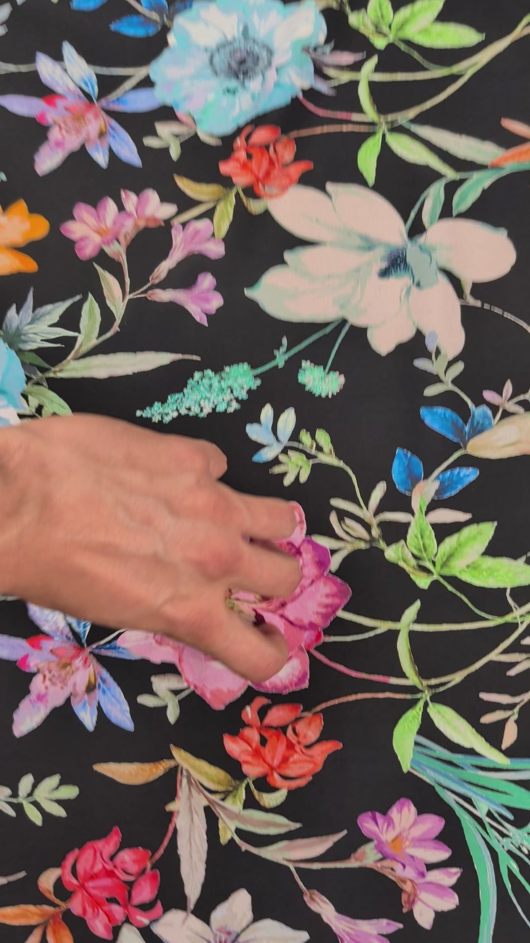Viscose fleurie fond noir video 2 [blankastock:961b60e7-1179-4592-8474-906735e11065]