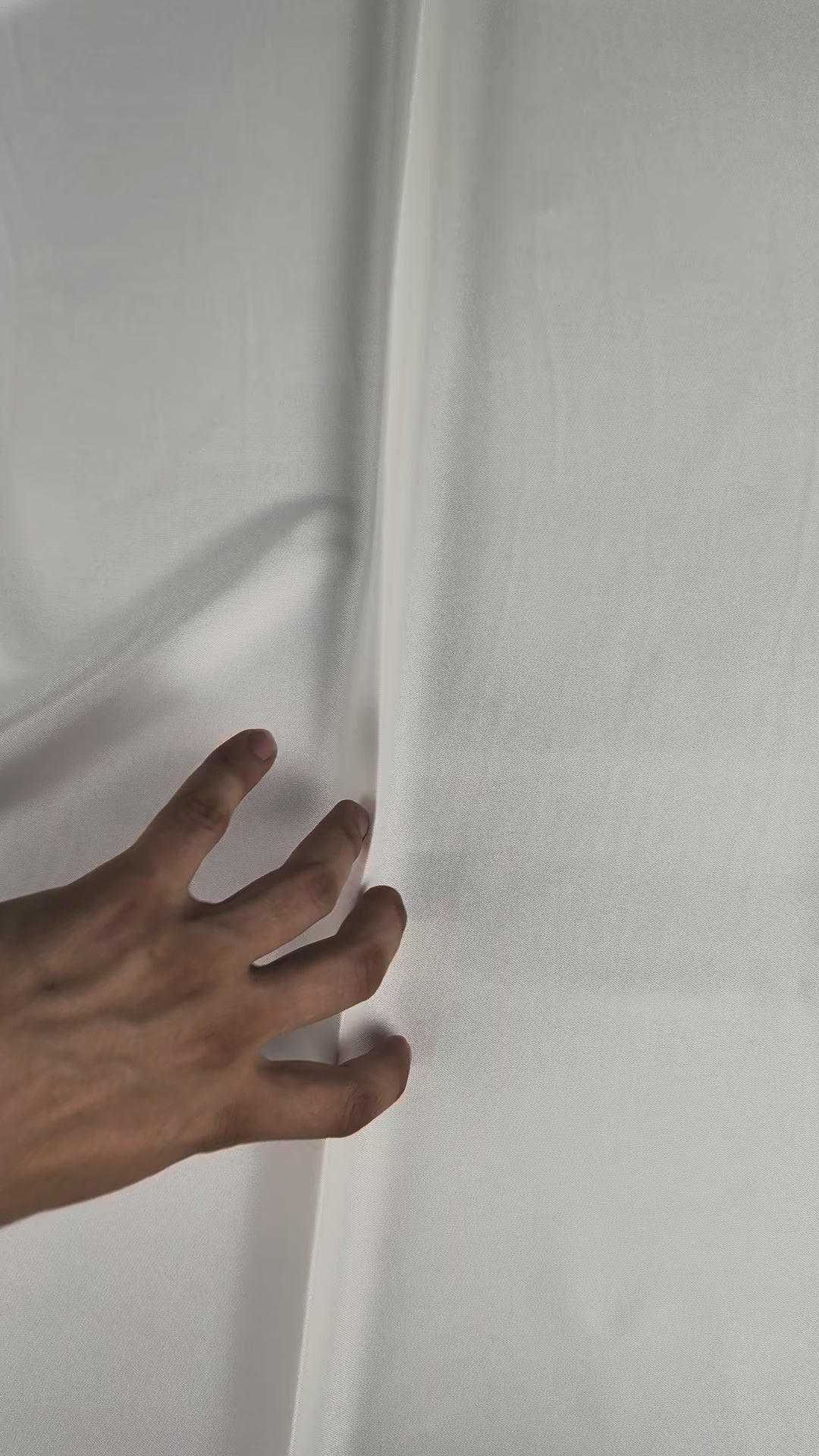 LIVIA - Satin de polyester - Nuances de blanc video 5
