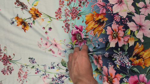 Crêpe de viscose motif fleuri champêtre video 2 [blankastock:e68f32e9-9ef6-4a14-91c9-a0c7a4d775c1]