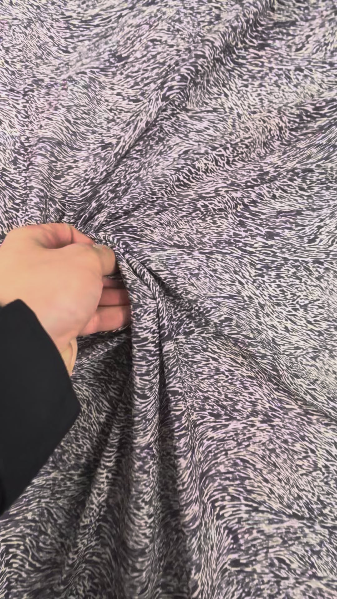 Voile gaze de viscose, motif animalier abstrait écru et noir video 2 [blankastock:ab166772-2043-406d-a20c-c85dab70239c:hdr]