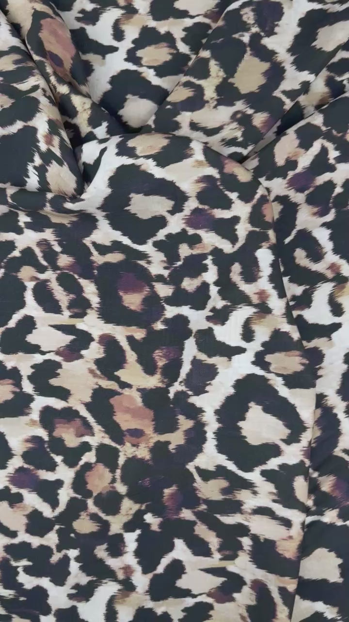 Toile lin et viscose animalière - Imprimé léopard video 5
