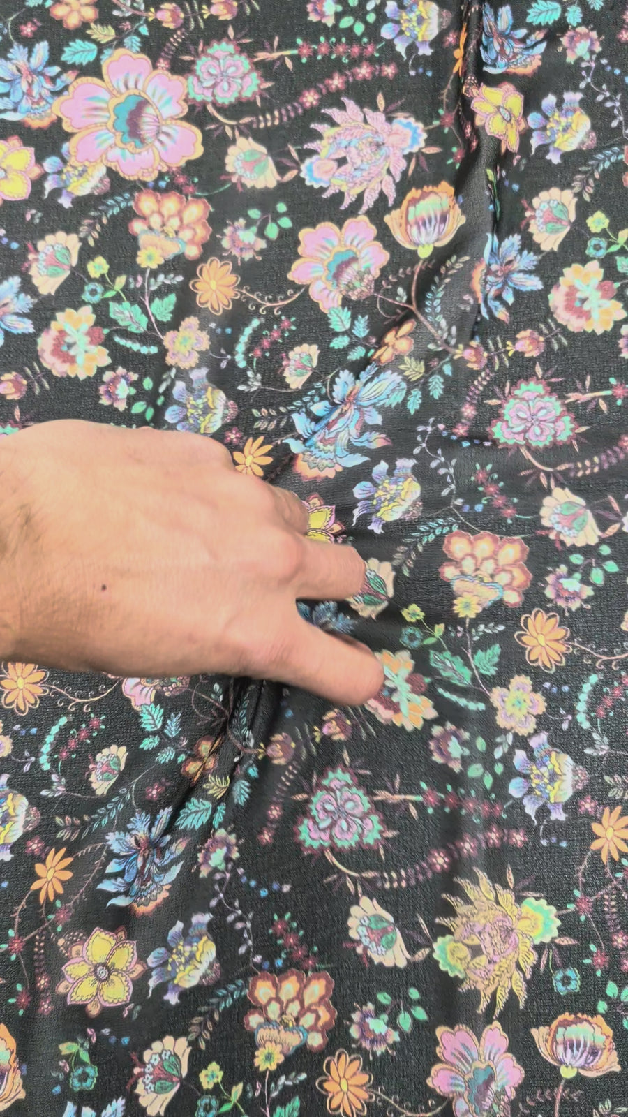 Voile crêpe de polyester, motif fleuri bohème multicolore video 2 [blankastock:4f70162d-1ed6-4ef6-8666-c4cc73dcc6f2:hdr]