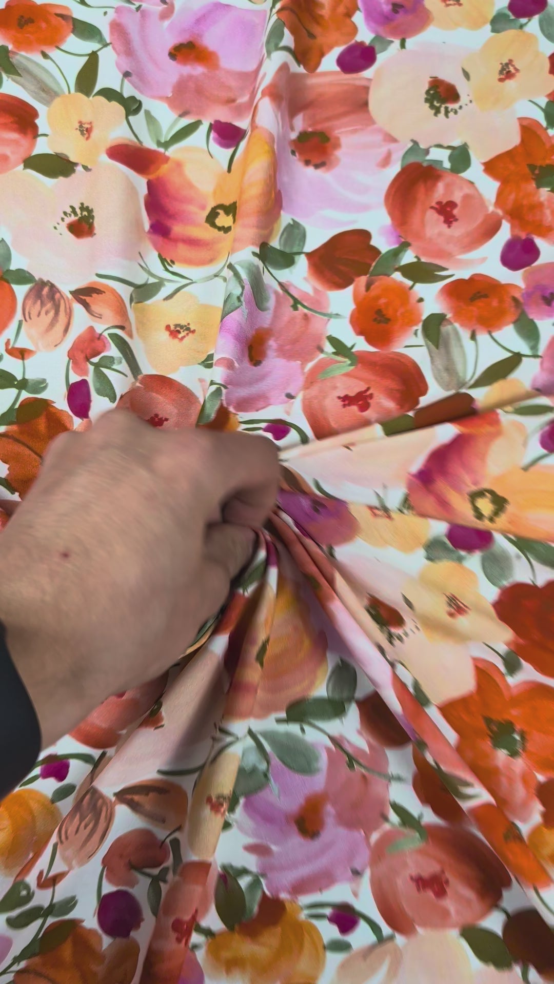 Viscose Ecovero, grandes fleurs romantiques multicolores video 2 [blankastock:0b022e3f-1377-473c-8010-68e637a052b8:hdr]
