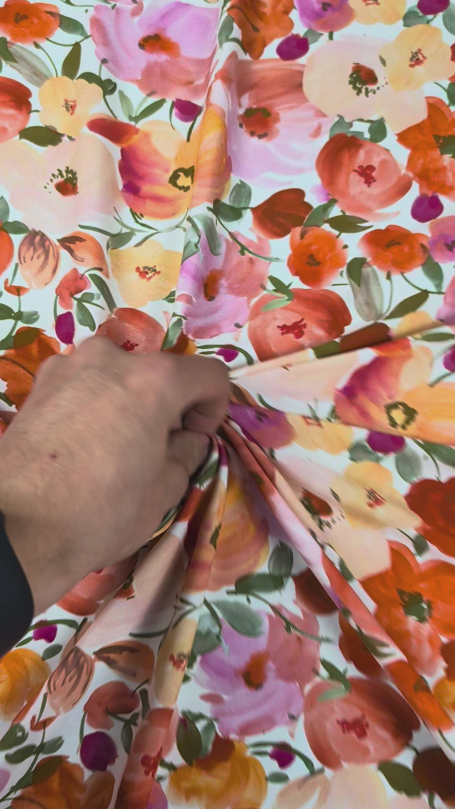 Viscose Ecovero, grandes fleurs romantiques multicolores video 2 [blankastock:0b022e3f-1377-473c-8010-68e637a052b8:hdr]