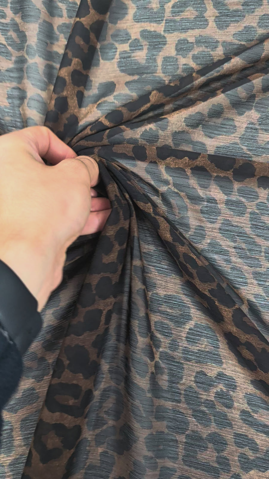 Voile gaze de viscose, motif léopard marron et noir video 2 [blankastock:9436a7b6-2d03-40e1-a0e4-19d162f551bb:hdr]