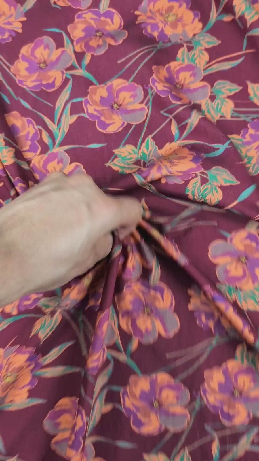 Sergé viscose polyester flammé, motif fleuri multicolore video 6 [blankastock:bac08edb-a77e-4eec-b84c-ba373248275f]