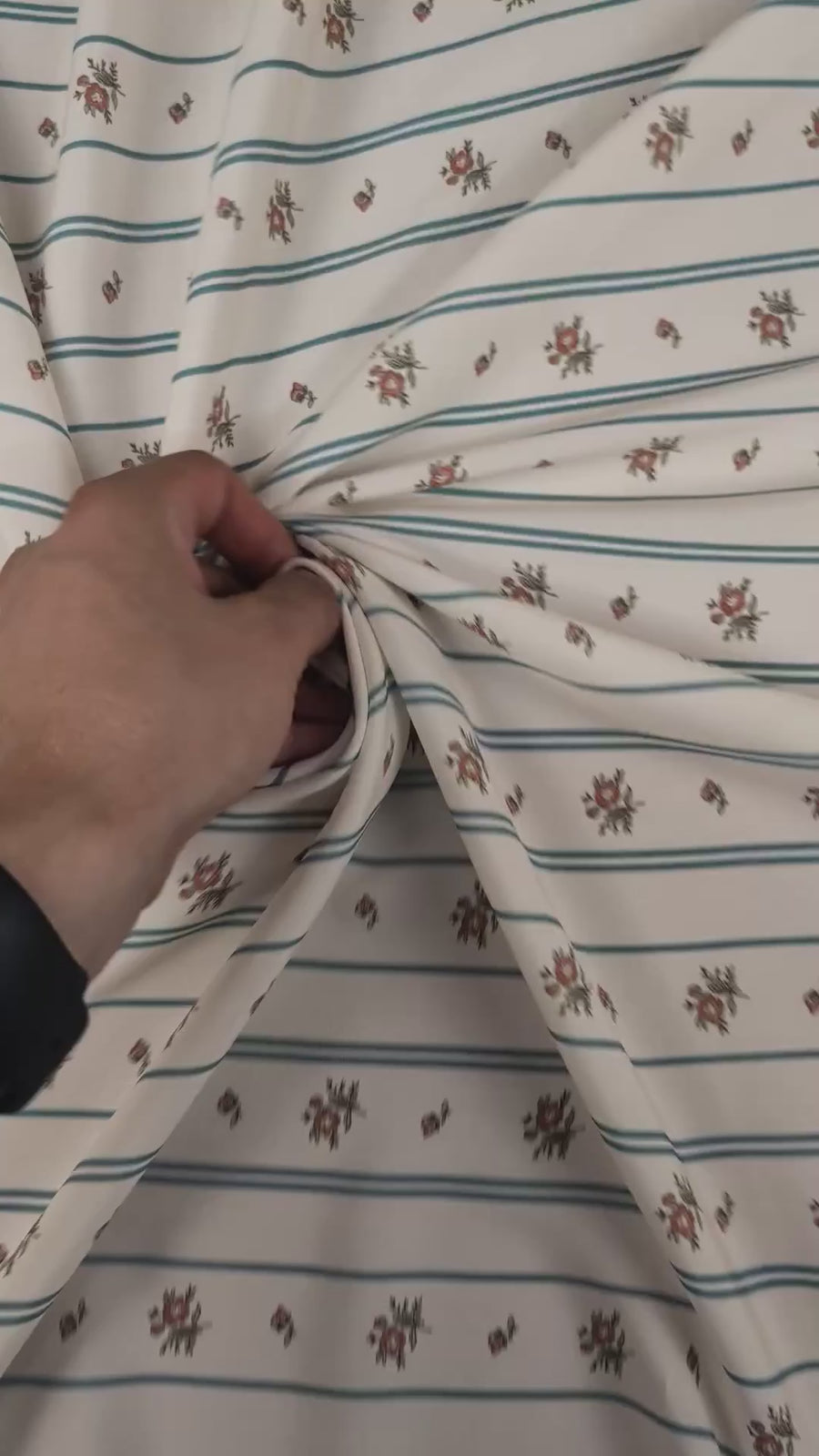 Viscose dessin romantique à rayures fleuries video 5 [blankastock:decd3d57-98aa-49da-b2c3-815b6328013b]
