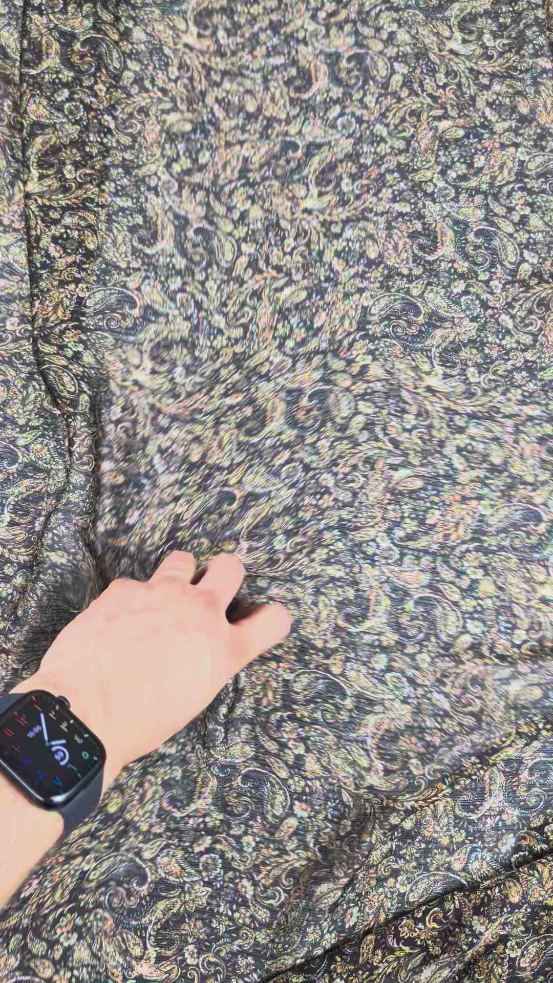 Voile satiné de polyester, motif cachemire fleuri multicolore video 2
