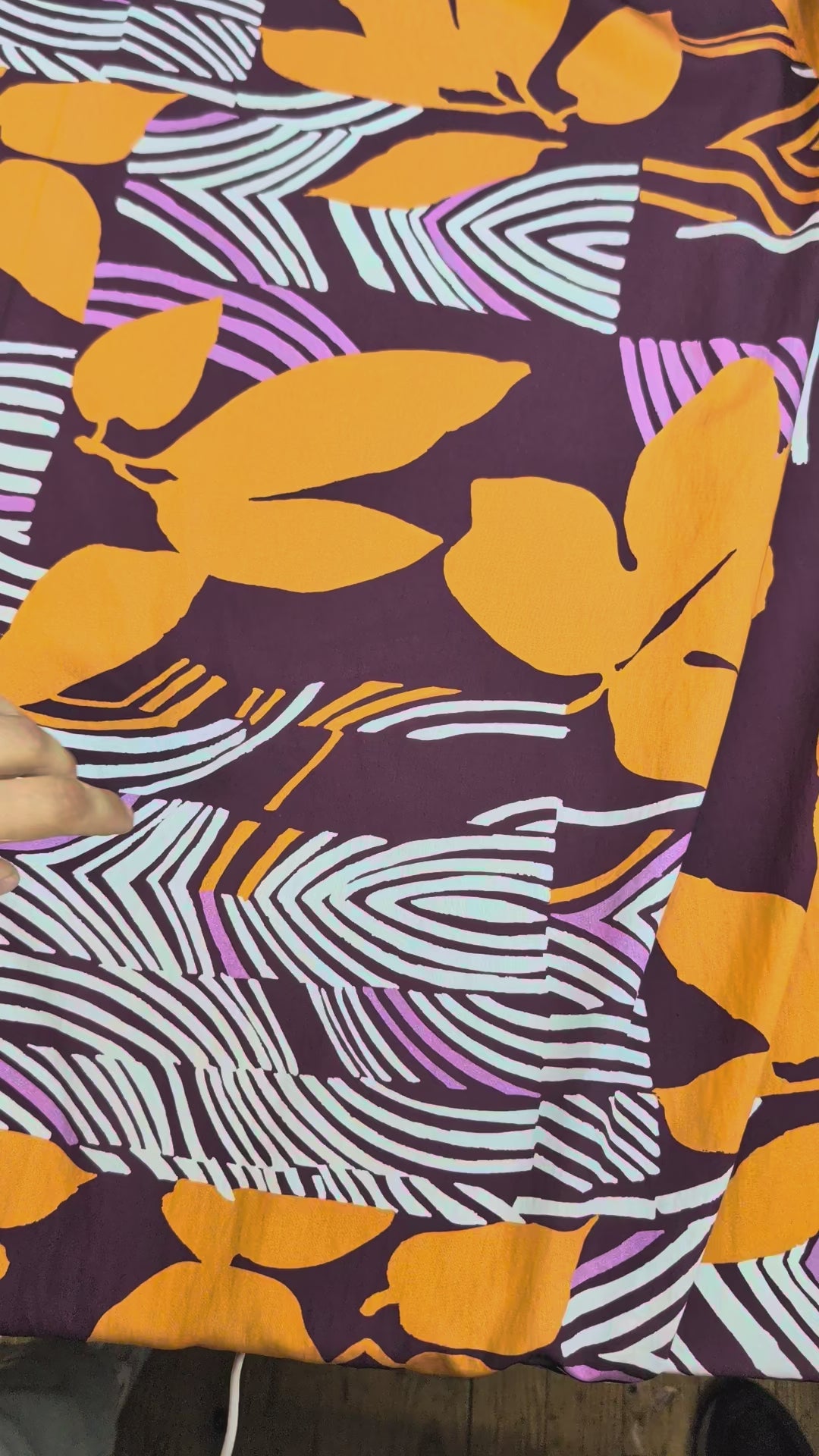 Viscose effet froissé motif tropical orange video 5