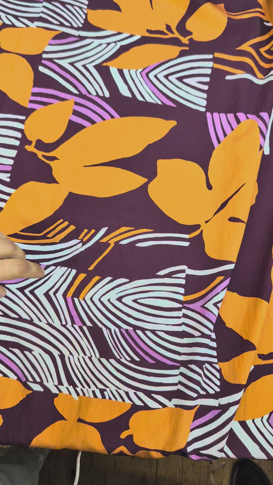 Viscose effet froissé motif tropical orange video 5